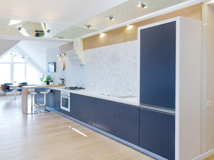 Mẫu tủ bếp màu xanh cho chung cư